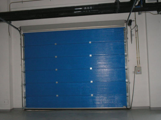 औद्योगिक ओवरहेड अनुभागीय दरवाजा पैनल चौड़ाई 420mm-530mm सीई अनुमोदित रिमोट कंट्रोल त्वरित रोल अप स्टेनलेस स्टील