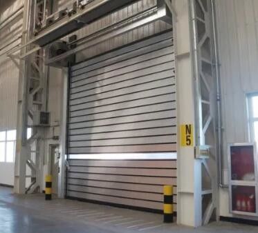 आउटडोर मार्ग के लिए स्वचालित ऊर्ध्वाधर औद्योगिक लिफ्ट इंटीरियर हाई स्पीड सर्पिल दरवाजा सैंडविच पैनल 70 मिमी