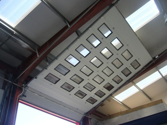 उच्च स्थायित्व औद्योगिक अनुभागीय ओवरहेड दरवाजा विला बाहरी स्वचालित स्टील प्लेट