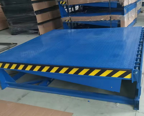 अनुकूलन योग्य पाउडर लेपित/गल्वानाइज्ड लोडिंग डॉक लेवलर सुरक्षा चेन और हैंडहेल्ड रिमोट कंट्रोल के साथ