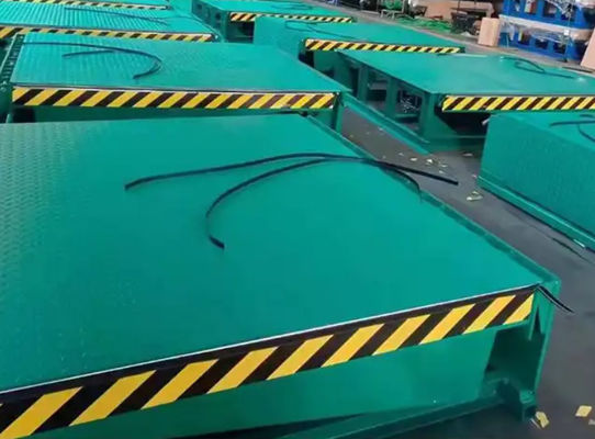 इलेक्ट्रिक डॉक डोर लेवलर्स कार्यशाला स्वचालित डॉक प्लेट 25000-40000LBS सुरक्षित लोडिंग के लिए सुरक्षित डिजाइन स्टील स्वचालित यांत्रिक लोडिंग सिलेंडर हाइड्रोलिक डॉक रैंप लेवलर