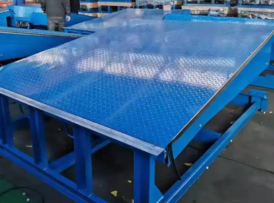 इलेक्ट्रिक डॉक डोर लेवलर्स वर्कशॉप ऑटोमैटिक डॉक प्लेट 25000-40000LBS सुरक्षित लोडिंग के लिए सुरक्षित डिजाइन