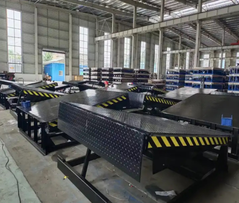 उच्च क्षमता 25000-40000LBS सुरक्षित डिज़ाइन वर्कशॉप स्वचालित डॉक प्लेट, अनुकूलन योग्य लिप लंबाई के साथ, लॉजिस्टिक्स और वितरण केंद्रों के लिए भारी-शुल्क लोडिंग समाधान