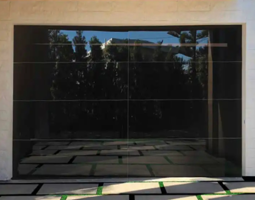 चीन आपूर्तिकर्ता एल्यूमीनियम स्पष्ट पूर्ण दृश्य अनुकूलित जलरोधक वर्ग 3 पारदर्शी ग्लास अनुभागीय गेराज दरवाजा मैनुअल या स्वचालित खोलने प्रकार ब्राउन