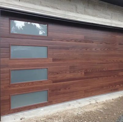 वेयरहाउस सेक्शनल ओवरहेड डोर जिसमें 50mm-80mm मोटाई का इन्सुलेशन और पाउडर कोटिंग फिनिश है