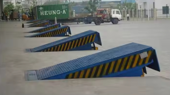 गोदी के दरवाजे के स्तरक कार्यशाला स्वचालित गोदी प्लेट सुरक्षा बार के साथ गोदामों के लिए कुशल 8T भारी शुल्क मजबूत स्टील लोडिंग प्लेटफॉर्म