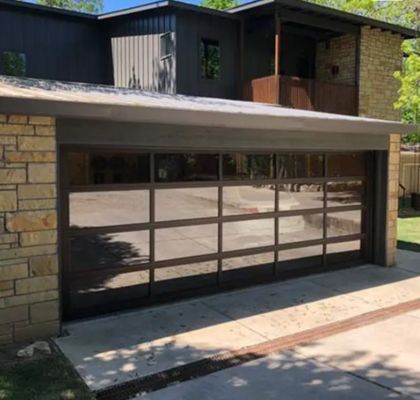 जलरोधक वर्ग 3 पारदर्शी कांच उत्कृष्ट हवा प्रतिरोध औद्योगिक ओवरहेड मजबूत अनुभागीय गैराज दरवाजा मैनुअल या स्वचालित के साथ