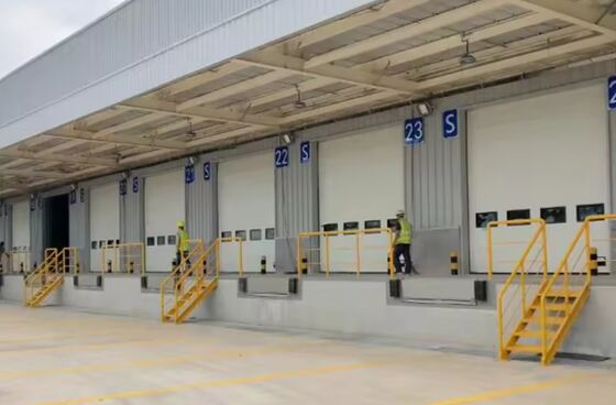 8T /10T क्षमता हाइड्रोलिक टन गोदाम अनुकूलन योग्य मंच आकार कार्यशाला स्वचालित डॉक प्लेट डॉक दरवाजा लेवलर 25000-40000LBS सुरक्षित डिज़ाइन