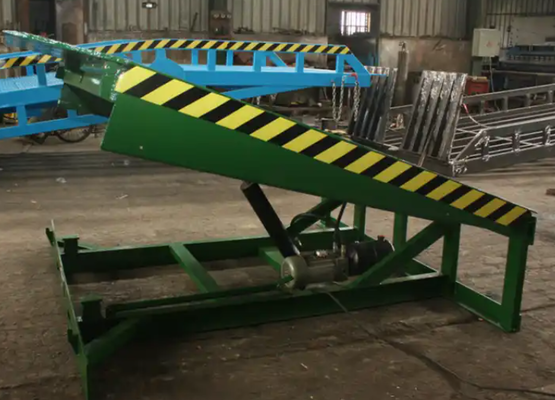 जस्ती डॉक डोर लेवलर्स कार्यशाला स्वचालित डॉक प्लेट लिफ्टिंग डॉक लोडिंग और अनलोडिंग रैंप फिक्स्ड डॉक लेवलर