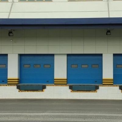 पाउडर लेपित गेराज ओवरहेड अनुभागीय दरवाजा अधिकतम 6500 मिमी चौड़ाई औद्योगिक