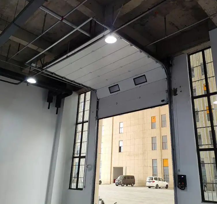 विनाइल थ्रेशोल्ड सेक्शनल ओवरहेड डोर 50mm-80mm मोटाई नई औद्योगिक थर्मल इंसुलेटेड सुरक्षित रूप से स्वचालित डोर वर्कशॉप गैराज डोर के लिए