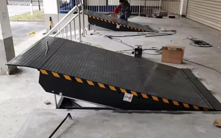 8T /10T क्षमता हाइड्रोलिक टन गोदाम अनुकूलन योग्य मंच आकार कार्यशाला स्वचालित डॉक प्लेट डॉक दरवाजा लेवलर 25000-40000LBS सुरक्षित डिज़ाइन