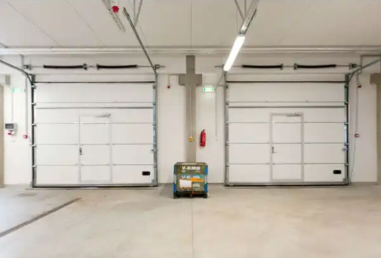 ध्वनि अछूता स्तर 24 डीबी अछूता अनुभागीय दरवाजे कम से कम ऊर्जा के साथ सुसज्जित और व्यावसायिक के लिए विनाइल या ब्रश मौसम स्ट्रिपिंग